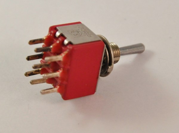 Miniatuur tuimelschakelaar 3 polig om - aan/uit/(aan) - 8305 - soldeerpinnen