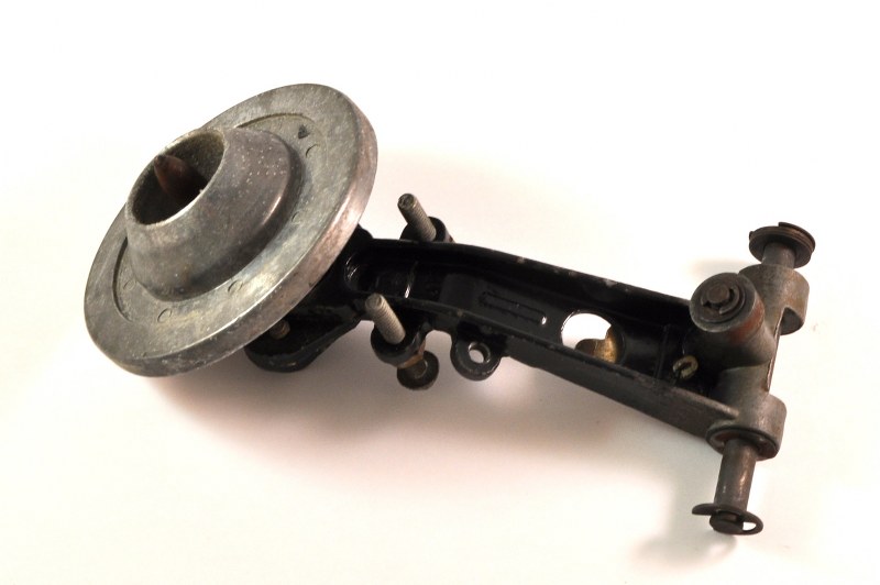 Seeburg Turntable Clamp Arm Black - part# 245068