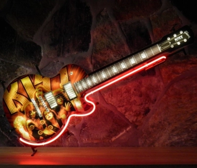 Kiss Gitaar neon met achterbord 